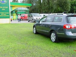 VW Passat parkt auf EcoRaster-Green
